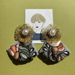 上品インド刺繍とオリーブマーブルフラワー✳ピアス、イヤリング✳ 刺繍 インド刺繍 アジアン アンティーク レトロ 個性的 花 北欧 古着 韓国 モダンレトロ レトロポップ オリーブ色 大人かわいい