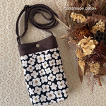 あったら便利♪ふんわり大きめのスマホポシェット 北欧小さな白いお花×ブラック