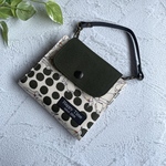 詰め替えやすさ 取り出しやすさ にこだわったミニバッグ風 携帯ボックスティッシュカバー ペーパータオル詰め替え ペンギン柄 カーキ