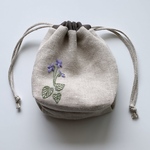 すみれの手刺繍 リネンの巾着
