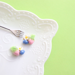 ピンク苺とブルーベリーのこつぶ耳飾り