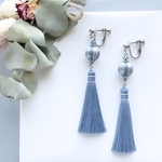 【限定品】キラキラ巻き玉のタッセルイヤリング col. ブルーグレイ【ピアス変更OK】フリンジ 青