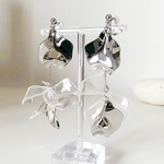 トレンドシルバーの大ぶりフラワーイヤリング