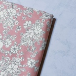 くすみピンクの花柄生地