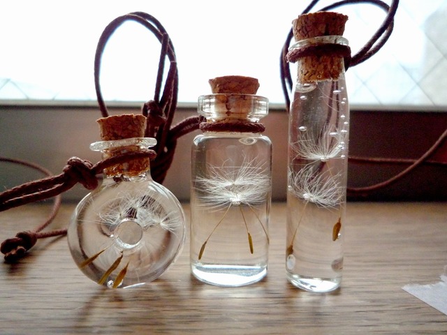 たんぽぽ綿毛の小瓶アクセサリー