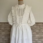 ギャザーフリル&ピンタック サイドリボンのエプロンワンピース 播州織 オフホワイト コットンリネン