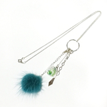 ガラスドームとミンクファーネックレス