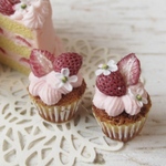 受注生産 少し大きめサイズ🤏直径約8ミリ いちごのカップケーキ🍓🍓ペア