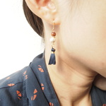 紺色タッセルとウッドビーズのピアス