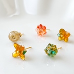 【秋コーデに合わせやすい】彩り5粒 5つの金木犀ピアス♡ オレンジ 花 ワイヤー レジン 秋 ビーズ イヤリング プレゼント 小ぶり 金属アレルギー対応 誕生日 紅葉