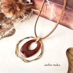マーブルブラウンの穴あきオーバル×大ぶりツイストリングのスエードロングペンダント
