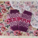 手編みのハンドウォーマー リボンのレース柄(薄紫・紫・ワイン色)