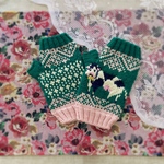 手編みのハンドウォーマー 牛のレース柄(緑・薄ピンク・白)