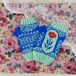 手編みのハンドウォーマー カーネーションの柄(青・ミント色)