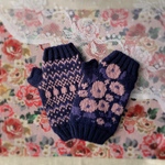 手編みのハンドウォーマー ピオニーの柄(紺・薄紫・群青色)