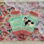 手編みのハンドウォーマー 牛の柄(ミント・紅梅色)