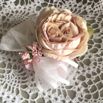 アンティークローズのコサージュ