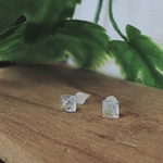 小さな透明ピアス /金のラメ入り