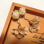 パールガラスドームのタッセルイヤリング(ベージュ)