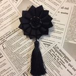 ブラック オンリーのタッセル ロゼット