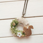 小さな森のネックレス(イエロー×リス)