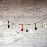 ナチュラルカラーのスノーフレイクガーランド