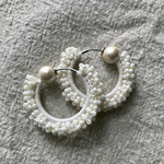 送料無料 たっぷりビーズのフープイヤリング ホワイト