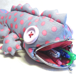 ぬいぐるトカゲのペンケース(灰とピンク)