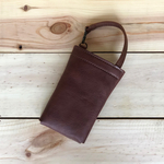 レザー ダークブラウンのスマホポーチ