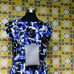 ライトグレー合皮のすっきりスマホポシェット