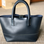 革のシンプルミニトートバッグ ダークネイビー マチ広め