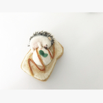 大好きなキャラメルトーストの上でねんねするハリネズミさんのピンクッション