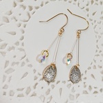 クリスタルオーロラのスワロフスキー×ゴールドのしずくピアス