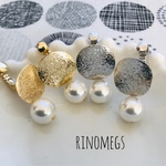 梨地ウェーブイヤリングとパールのピアス