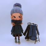 濃紺コクーンワンピースとポンポンつきモヘアニット帽