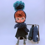 濃紺コクーンワンピースと大きいポンポンのニット帽のセット