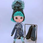 濃紺コクーンワンピースと大きいポンポンつきヘッドドレスのセット