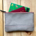 レザー ポーチ シンプル グレーのヌメ革 通帳入れなどに (ピンクのファスナー)