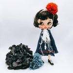 真っ赤なベルトとダメージブルーデニムのつなぎ(コクーンスカート)とポンポンダリア(真っ赤)のヘッドアクセのセット