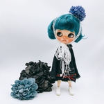 真っ赤なベルトとインディゴデニムのつなぎ(コクーンスカート)とポンポンダリア(群青色)のヘッドアクセのセット