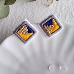 square yellowピアス