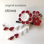 つまみ細工の髪飾り 紅白の藤下がり付きヘアクリップ