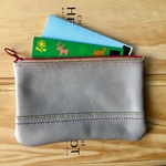 レザー ポーチ シンプル グレーのヌメ革 通帳入れなどに (ベージュののファスナー)