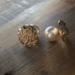 gold cabochon pierce / パールキャッチ付き