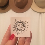 月と太陽 ステッカー