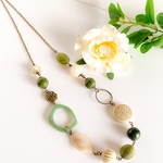 グリーンのアンティーク調のネックレス