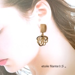 ベージュのレクタングル × フラワーフープのピアス/イヤリング