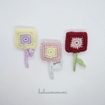 レース糸♡四角いお花のブローチ 紺色、ピンク