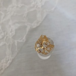 送料無料✴︎gold パールと透かしパーツのリング♡シルキー アイボリー