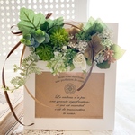 【母の日・父の日にも】専用ケース入り多肉とグリーンのフォトフレームアレンジ